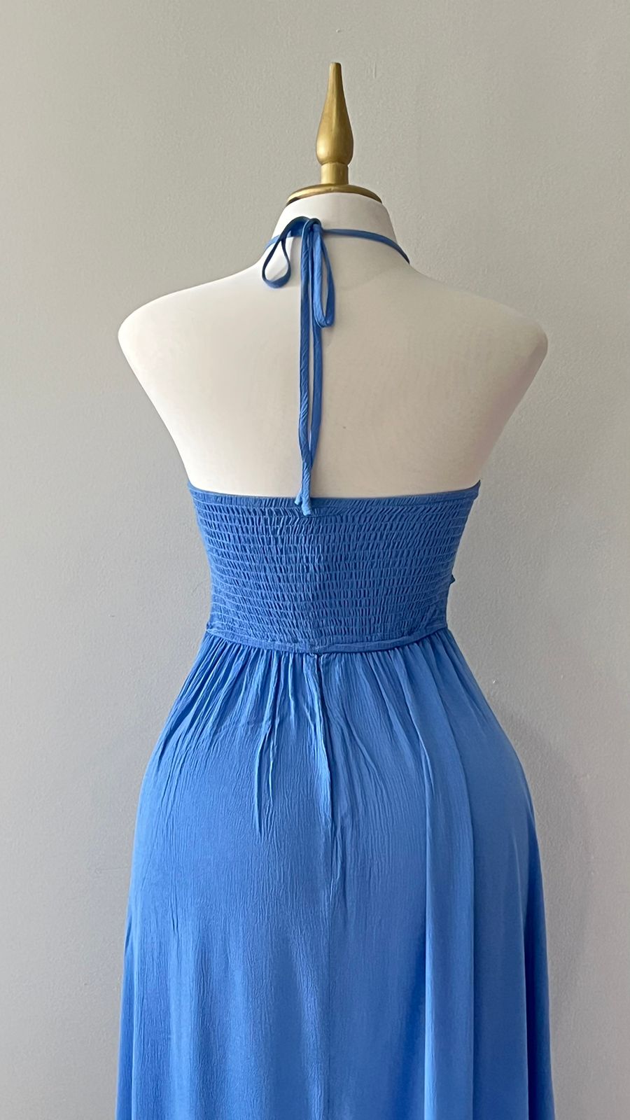 Vestido azul largo con corte en medio